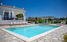 VILLA RAFAEL CON Piscina, IUN P4098